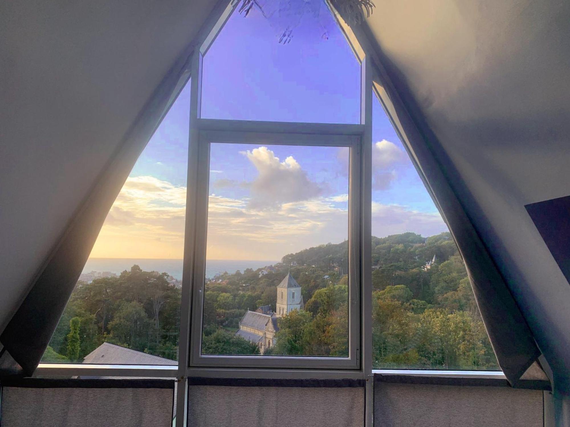 Panorama, Vue Et Falaises D *
